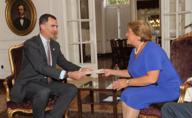 Su Alteza Real el Príncipe de Asturias durante su encuentro con la Presidenta Electa de la República de Chile, Michelle Bachelet, le hace entrega una 